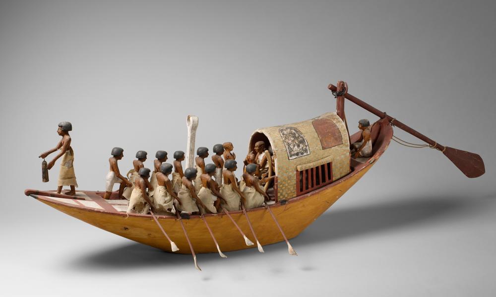 For næsten 4000 år siden fik den højtstående egyptiske embedsmand Meketre flere skibsmodeller med sig i graven. Meketre sidder under solsejlet og dufter til en lotusblomst, mens en sanger og en harpenist underholder. Ude i stævnen lodder en sømand dybden.  For næsten 4000 år siden fik den højtstående egyptiske embedsmand Meketre flere skibsmodeller med sig i graven. Meketre sidder under solsejlet og dufter til en lotusblomst, mens en sanger og en harpenist underholder. Ude i stævnen lodder en sømand dybden.