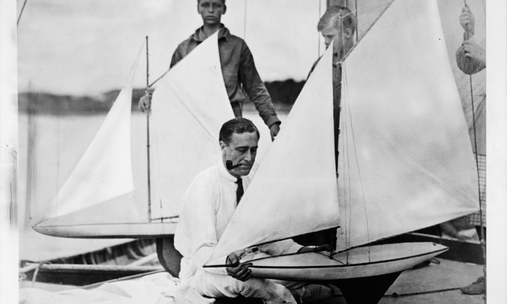 Franklin D. Roosevelt er bedst kendt for at lede USA gennem New Deal og Anden Verdenskrig, men han var også skibsmodelsamler. Her er han i sit rette element med piben i munden og en skibsmodel i armene.   Franklin D. Roosevelt er bedst kendt for at lede USA gennem New Deal og Anden Verdenskrig, men han var også skibsmodelsamler. Her er han i sit rette element med piben i munden og en skibsmodel i armene.