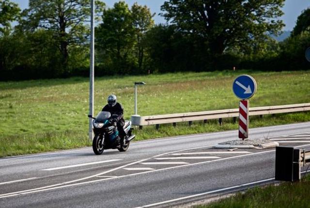 De mange motorcyklister, der åbner Bakken fredag, bør være særligt opmærksomme på vejens huller, når de kører i formation.