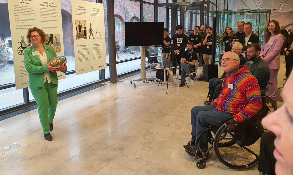 Claes Hulting, läkare, professor och känd samhällsdebattör, överlämnade ett påskägg till laboratoriets föreståndare Lanie Gutierrez Farewik. Claes Hulting, läkare, professor och känd samhällsdebattör, överlämnade ett påskägg till laboratoriets föreståndare Lanie Gutierrez Farewik.