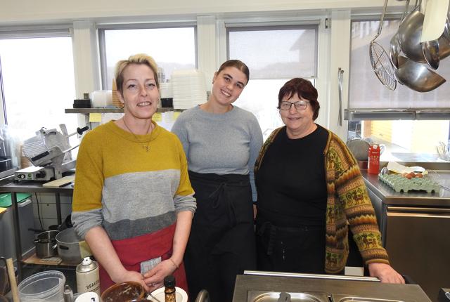 Her er det Rikke Kongerslev, Anne Christensen samt indehaveren Lene Kongerslev i køkkenet på Restaurant Munch i Tornby.