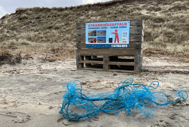 Frederikshavn Kommune har i denne uge sat strandkasser på de vestvendte kyster, så strandgæster kan smide affald fra havet i kasserne.  