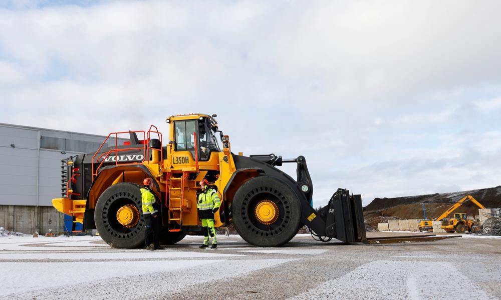 Totalt jobbar 16 personer i produktionen i Hallstahammar. Totalt jobbar 16 personer i produktionen i Hallstahammar.