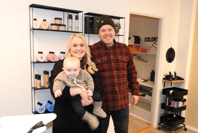 Her er det frisør Nikoline Østermølle med hendes mand  Simon Alexander Christensen, og deres fælles nye lille vidunder, der ligner både moderen og faderen.