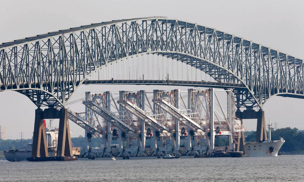 Arkivfoto af skibet 'Zhen Hua 13', der transporterer fire portalkraner til installation i havnen i Baltimore ved en tidligere lejlighed. Arkivfoto af skibet 'Zhen Hua 13', der transporterer fire portalkraner til installation i havnen i Baltimore ved en tidligere lejlighed.