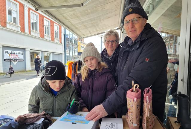 Karen Marie og Jens Peter Holm gik på jagt efter bogstaver i Nykøbings gågade sammen med børnebørnene Alberte og Elias.
