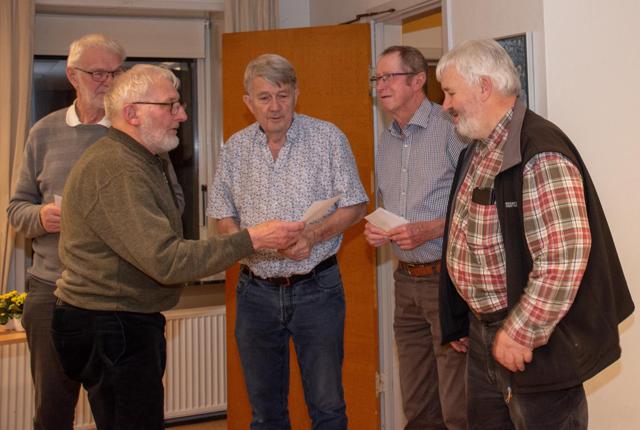 På billedet ses de fire matchvindere: 4. Martin Pedersen, 3. Olav Thue Nielsen, 2. Poul Erik Nielsen, 1. Jørn E. Larsen og kasserer Chr. O. Jensen.