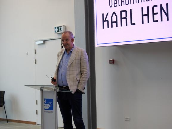 Her er det Henrik Johansen der er Direktør for Aalborg Zoo, som holdt en tale for Karl Henrik.