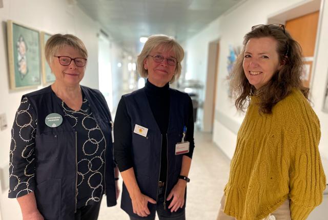 Fra venstre: Ruth Siegumfeldt og Birthe Brøndum Mortensen, begge frivillige tryghedspersoner på Aalborg Universitetshospital, Hobro, samt Tina Maria Aarup, frivilligkoordinator.
