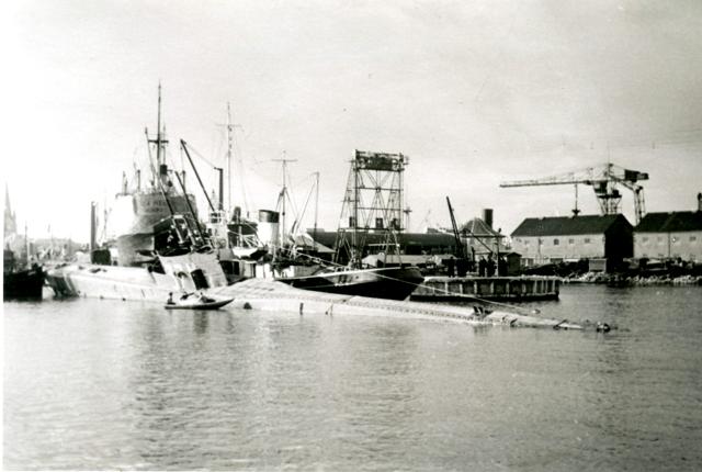 "HMS Seal" med "Seeteufel" på siden ved Frederikshavn Værft.