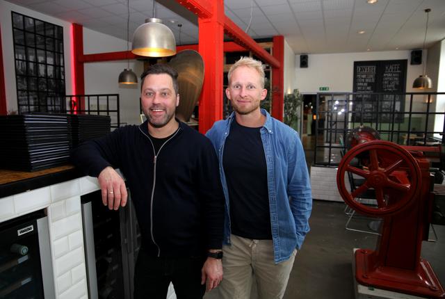 2takt-restauratørerne Thomas Suhr Christensen og Dennis Sommer er sprunget på poke bowl-bølgen, som er populær hos deres take away-kunder.