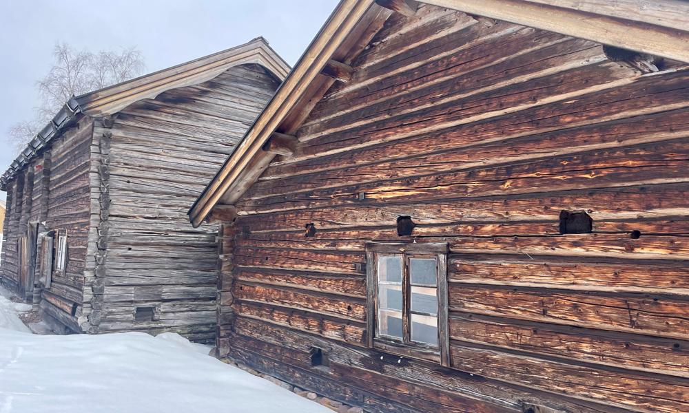 Olnispagården består av en parstuga, vedbod, stall, ladugård, foderlada, trösklada, källarbod, härbre, smedja, båthus, skolhus och festlokal. Olnispagården består av en parstuga, vedbod, stall, ladugård, foderlada, trösklada, källarbod, härbre, smedja, båthus, skolhus och festlokal.