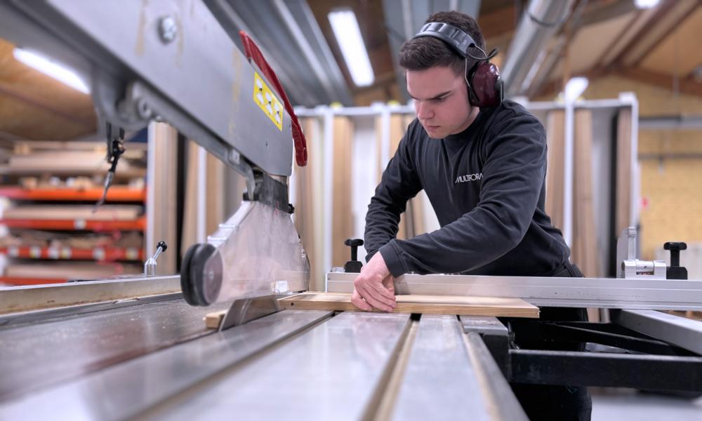 - Det betyder meget for mig at fremstille et produkt, som jeg ved, at en familie har bestilt og bliver glad for i rigtig mange år, siger Andreas Møller Simonsen. - Det betyder meget for mig at fremstille et produkt, som jeg ved, at en familie har bestilt og bliver glad for i rigtig mange år, siger Andreas Møller Simonsen.