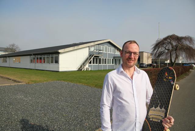 Jimmy Bjerring er passioneret skater og bane-bygger. Nu vil han starter en skaterforening i Frederikshavn og lave en indendørs bane i hallen på Anholtvej, som ses i baggrunden.