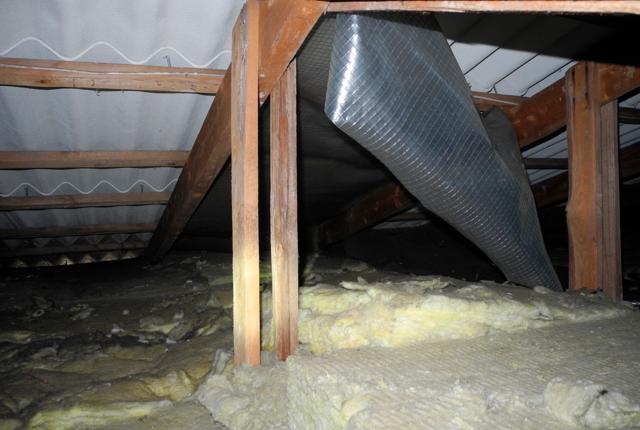 Selvom mange oftest forbinder asbest med tagkonstruktioner, kan der også gemme sig asbest andre steder fx fliseklæben bag fliserne på badeværelser fra før 1990.