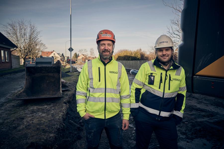 Maskinföraren Jon Nilsson och platschef Dan Svensson på Swerock. Maskinföraren Jon Nilsson och platschef Dan Svensson på Swerock.