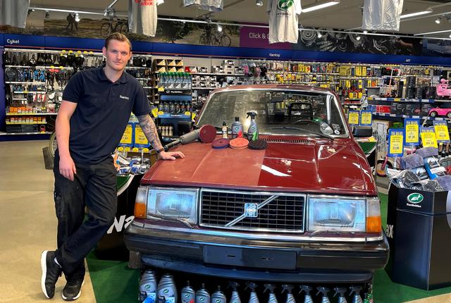 Mikkel Vinde har poleret en halv Volvo til sin fagprøve for at vise effekten af T. Hansens lakplejeprodukter.