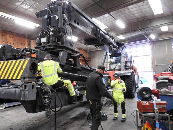 Her er det Jens Nielsen i midten, der er ved at forberede den store Truck hos Stevedore, som skal løfte de store containere ombord på Godsvogneneæfte de store