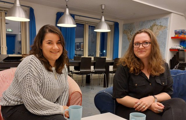 Maria (til venstre) og Natascha er nogle af de frivillige, de unge kan møde i Ventilens mødested i Frederikshavn.
