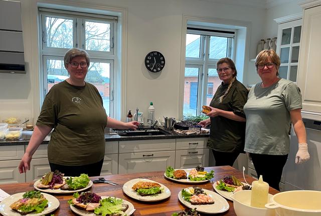 Gang i køkkenet før et rykind af gæster i caféen - fra venstre: Sus Schou, Lotte Hofman og Berith Vandborg, der er køkkenleder.