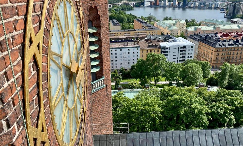 Klockan har stått stilla under renoveringen av Högalidskyrkan. Klockan har stått stilla under renoveringen av Högalidskyrkan.
