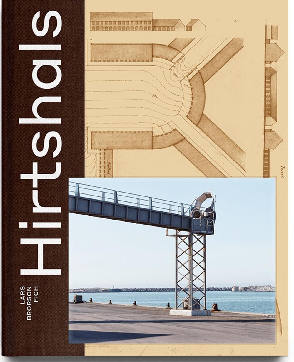 Sidste år blev Lars Brorson Fichs billeder og arkitekturplanen for byen vist på Arkitekturbiennalen i Venedig. Inden da var det udstillet i Fyret i Hirtshals i 2019 - 100-året for konkurrencen. Nu er det hele samlet i en bog. Sidste år blev Lars Brorson Fichs billeder og arkitekturplanen for byen vist på Arkitekturbiennalen i Venedig. Inden da var det udstillet i Fyret i Hirtshals i 2019 - 100-året for konkurrencen. Nu er det hele samlet i en bog.