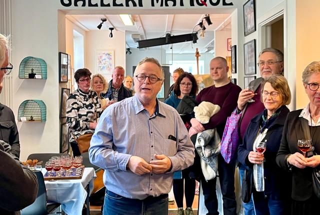 Brian Lykke, indehaver af Galleri Matique i Dronningensgade vil stifte et kunstnerfællesskab, hvor medlemmerne kan komme og gå som de vil.