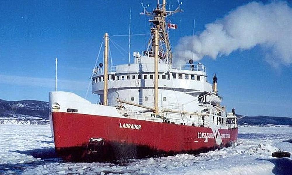 Den canadiske isbryder ''Labrador'', hvor kaptajnen fik lægehjælp og lægen fik en munter dag. Den canadiske isbryder ''Labrador'', hvor kaptajnen fik lægehjælp og lægen fik en munter dag.
