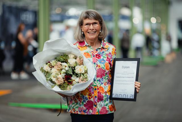 Anita Tracy modtog Sundhedsprisen 2024 på Årskursus 2024. 
