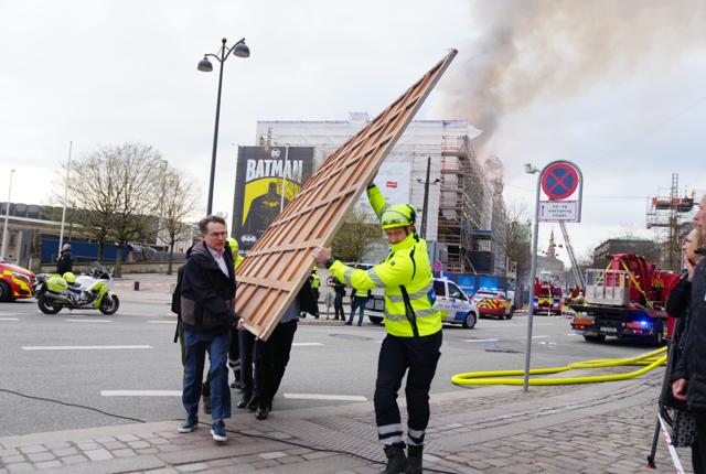 Flere gamle værker er i løbet af dagen blevet evakueret fra den brændende Børsen-bygning i København.
