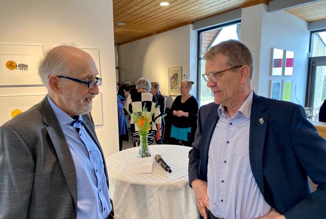 Formanden for Dronninglund Kunstcenter, Peter Hvid Jensen, i samtale med borgmester Mikael Klitgaard.