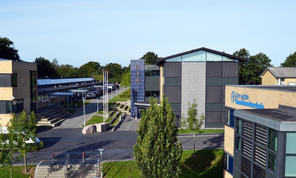 Den Jyske Håndværkerskole i Hadsten har årligt ca. 1.160 elever. Den Jyske Håndværkerskole i Hadsten har årligt ca. 1.160 elever.