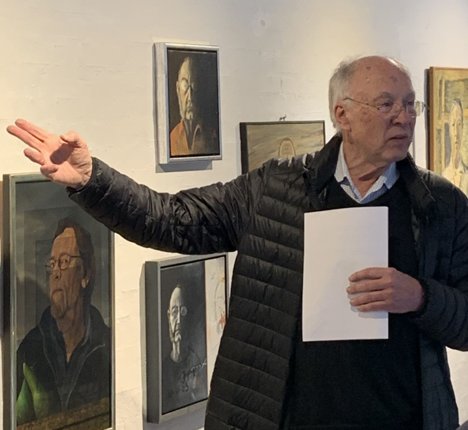Jørgen Lous viser rundt i udstillingen "Ord På" på Frederikshavn Kunstmuseum.