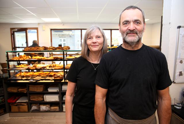 Anita og Brian Madsen driver byens ældste bageri i Vestergade. De håber, der kommer nyt liv i Centerbageriet, for Frederikshavn er stor nok til tre bagerforretninger.