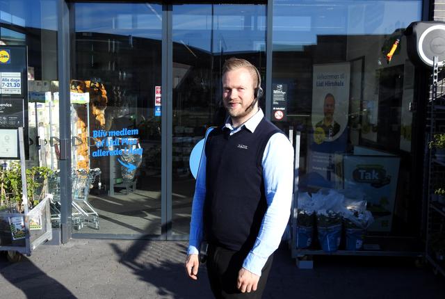 Her er det butikschef i Lidl i Hirtshals Benjamin Fridlund.