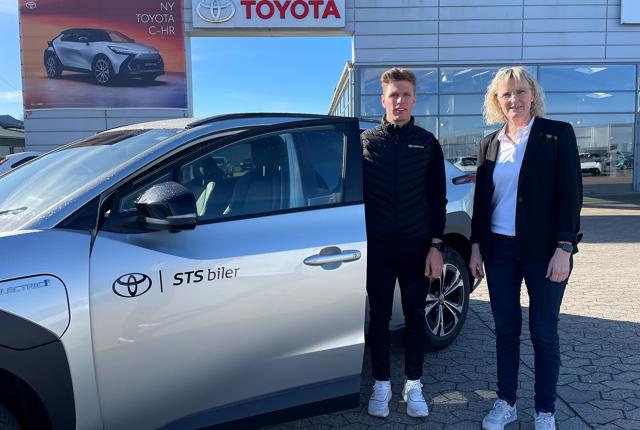 Toyota Lihn & Boi A/S i Hobro er blevet til Toyota STS Biler. På billedet ses Jacob Mathiassen, bilsælger Hobro og Hanne Juul Jensen, administrerende direktør og partner i STS Biler.