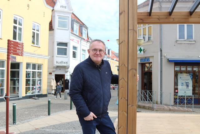 Hans Ole Kalhøj, der igen har overtaget førertrøjen for Sæby Handel, glæder sig over den nye scene og mange nye tiltag i byen.