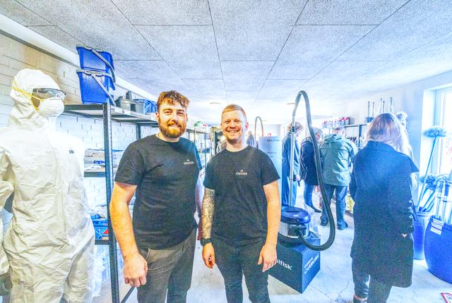 Mathias (t.v.) og Martin Mattesen sælger det meste i deres nye butik på Memsa i Tylstrup. strup-virksomheden, Memsa