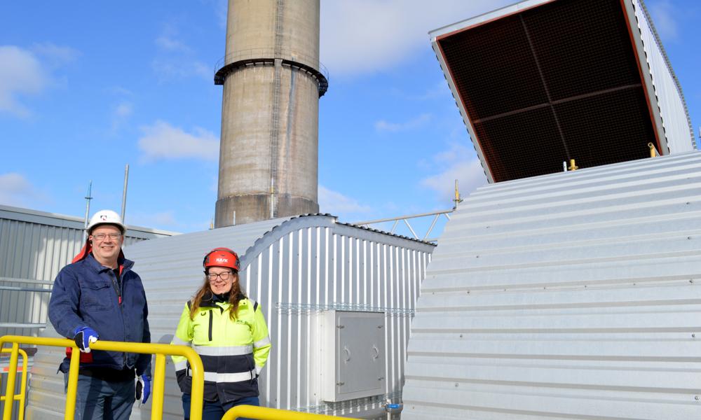Miljöchef Mats Swenson och projektledare Beatrice Heniås framför nya stoftfilteranläggningen. Här syns toppen av filtret där den rena luften kommer ut och strax innanför finns även värmeväxlarna som tar vara på värmen i de renade gaserna. Miljöchef Mats Swenson och projektledare Beatrice Heniås framför nya stoftfilteranläggningen. Här syns toppen av filtret där den rena luften kommer ut och strax innanför finns även värmeväxlarna som tar vara på värmen i de renade gaserna.