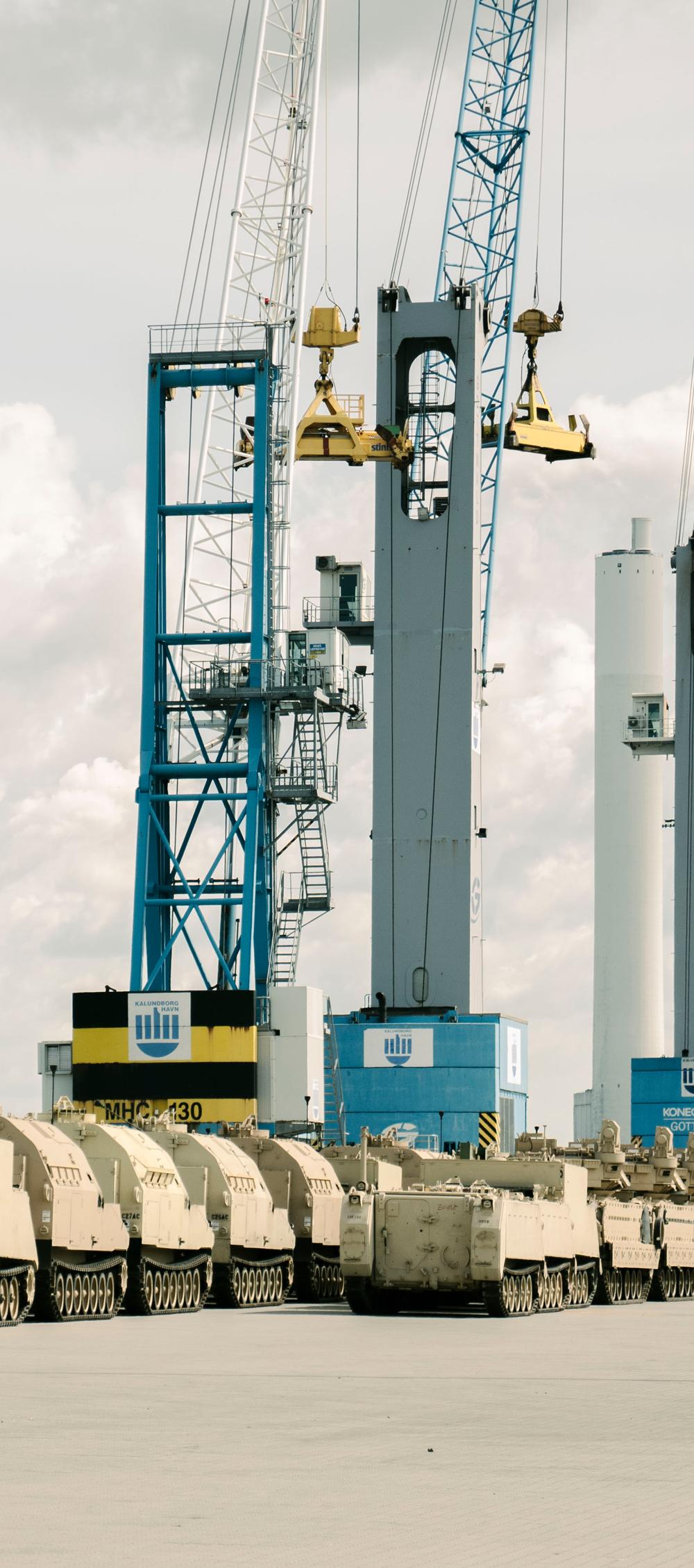 Amerikansk militærmateriel på Kalundborg Havn søndag den 21. april 2024. Flere hundrede køretøjer, materiel og helikoptere fra US Army skal bruges i forbindelse med NATO-øvelsen Swift Response, som en del af den årets store NATO øvelse Steadfast Defender. (Foto: Thomas Traasdahl/Scanpix 2024) Amerikansk militærmateriel på Kalundborg Havn søndag den 21. april 2024. Flere hundrede køretøjer, materiel og helikoptere fra US Army skal bruges i forbindelse med NATO-øvelsen Swift Response, som en del af den årets store NATO øvelse Steadfast Defender. (Foto: Thomas Traasdahl/Scanpix 2024)