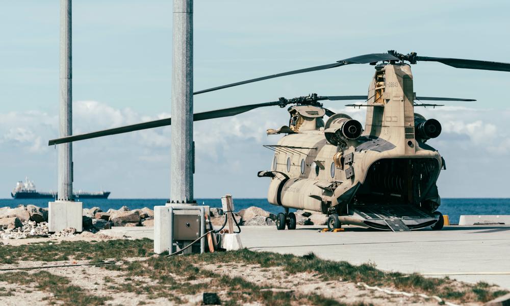 Amerikansk militærhelikopter på Kalundborg Havn søndag den 21. april 2024. Flere hundrede køretøjer, materiel og helikoptere fra US Army skal bruges i forbindelse med NATO-øvelsen Swift Response, som en del af den årets store NATO øvelse Steadfast Defender. (Foto: Thomas Traasdahl/Scanpix 2024) Amerikansk militærhelikopter på Kalundborg Havn søndag den 21. april 2024. Flere hundrede køretøjer, materiel og helikoptere fra US Army skal bruges i forbindelse med NATO-øvelsen Swift Response, som en del af den årets store NATO øvelse Steadfast Defender. (Foto: Thomas Traasdahl/Scanpix 2024)