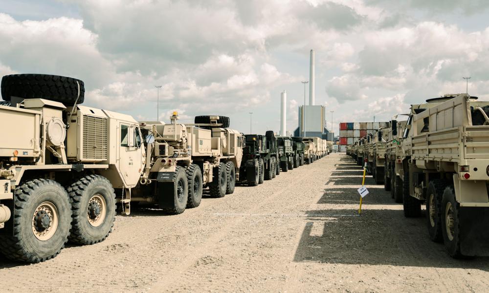 Amerikansk militærmateriel på Kalundborg Havn søndag den 21. april 2024. Flere hundrede køretøjer, materiel og helikoptere fra US Army skal bruges i forbindelse med NATO-øvelsen Swift Response, som en del af den årets store NATO øvelse Steadfast Defender. (Foto: Thomas Traasdahl/Scanpix 2024) Amerikansk militærmateriel på Kalundborg Havn søndag den 21. april 2024. Flere hundrede køretøjer, materiel og helikoptere fra US Army skal bruges i forbindelse med NATO-øvelsen Swift Response, som en del af den årets store NATO øvelse Steadfast Defender. (Foto: Thomas Traasdahl/Scanpix 2024)