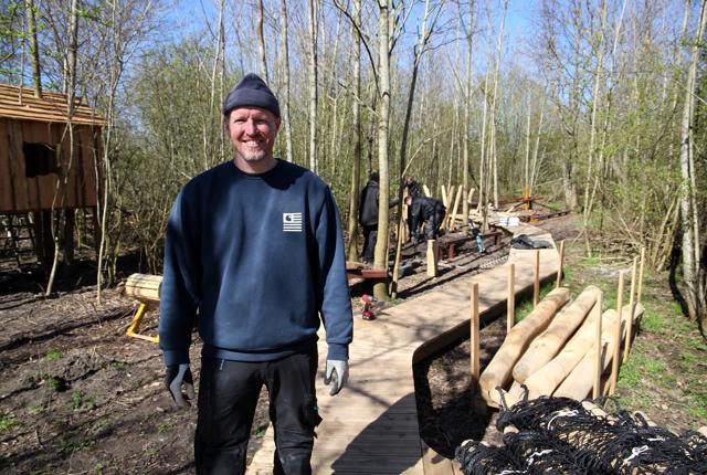 Elvin Frandsen har bygget junglestien sammen med andre frivillige i foreningen Palmestrandens Venner.