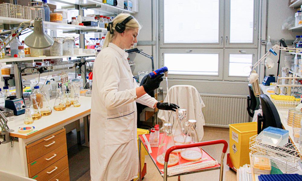 På ett labb vid Biomedicinskt centrum i Uppsala arbetar Sofia Jonsson, doktorand i medicinsk bakteriologi i Dan Anderssons forskargrupp. På ett labb vid Biomedicinskt centrum i Uppsala arbetar Sofia Jonsson, doktorand i medicinsk bakteriologi i Dan Anderssons forskargrupp.