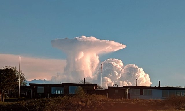 Her ses skyen med den forprægede form over Emmersbæk.