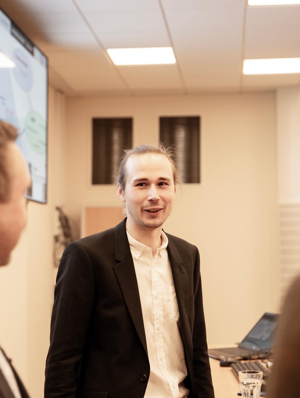 William Sjöström går nu in nästa fas av sin forskning - framöver kommer han experimentera för att hitta en legering för additiv tillverkning som är skräddarsydd för stålindustrin. William Sjöström går nu in nästa fas av sin forskning - framöver kommer han experimentera för att hitta en legering för additiv tillverkning som är skräddarsydd för stålindustrin.