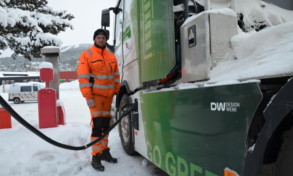 Hvordan skal man få ladet, og hvem skal eie laderne? Dette er blant tingene som blir vurdert i notatet fra Statens vegvesen. Bildet viser Kai Audun Lund fra Stian Brenden Maskinservice under brøyteforsøkene med elektrisk lastebil sist vinter. Foto: Magne Hagberg. Hvordan skal man få ladet, og hvem skal eie laderne? Dette er blant tingene som blir vurdert i notatet fra Statens vegvesen. Bildet viser Kai Audun Lund fra Stian Brenden Maskinservice under brøyteforsøkene med elektrisk lastebil sist vinter. Foto: Magne Hagberg.