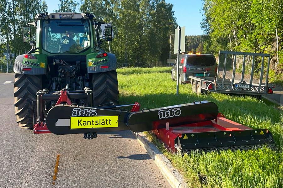 EF Drift bruker en M160 ProCombi bakmontert krattknuser fra Tokvam til kantslåtten. EF Drift bruker en M160 ProCombi bakmontert krattknuser fra Tokvam til kantslåtten.