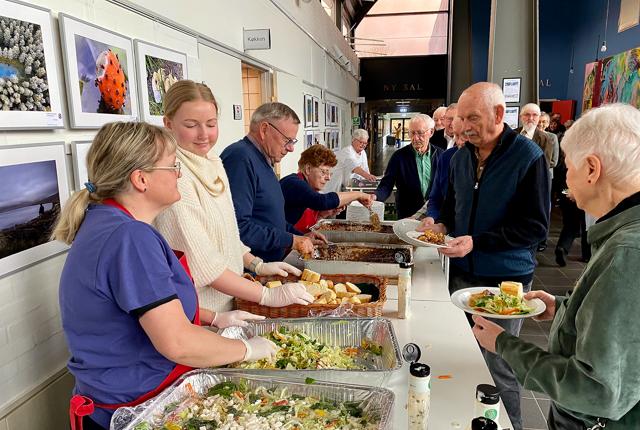 150 gæster mødte op, da der blev inviteret til fællesspisning i Hjallerup Kulturhus.