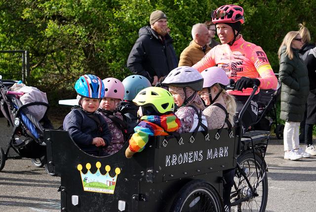 Michael Valgren Hundahl trampede også i pedalerne - her med seks børn i ladcyklen.